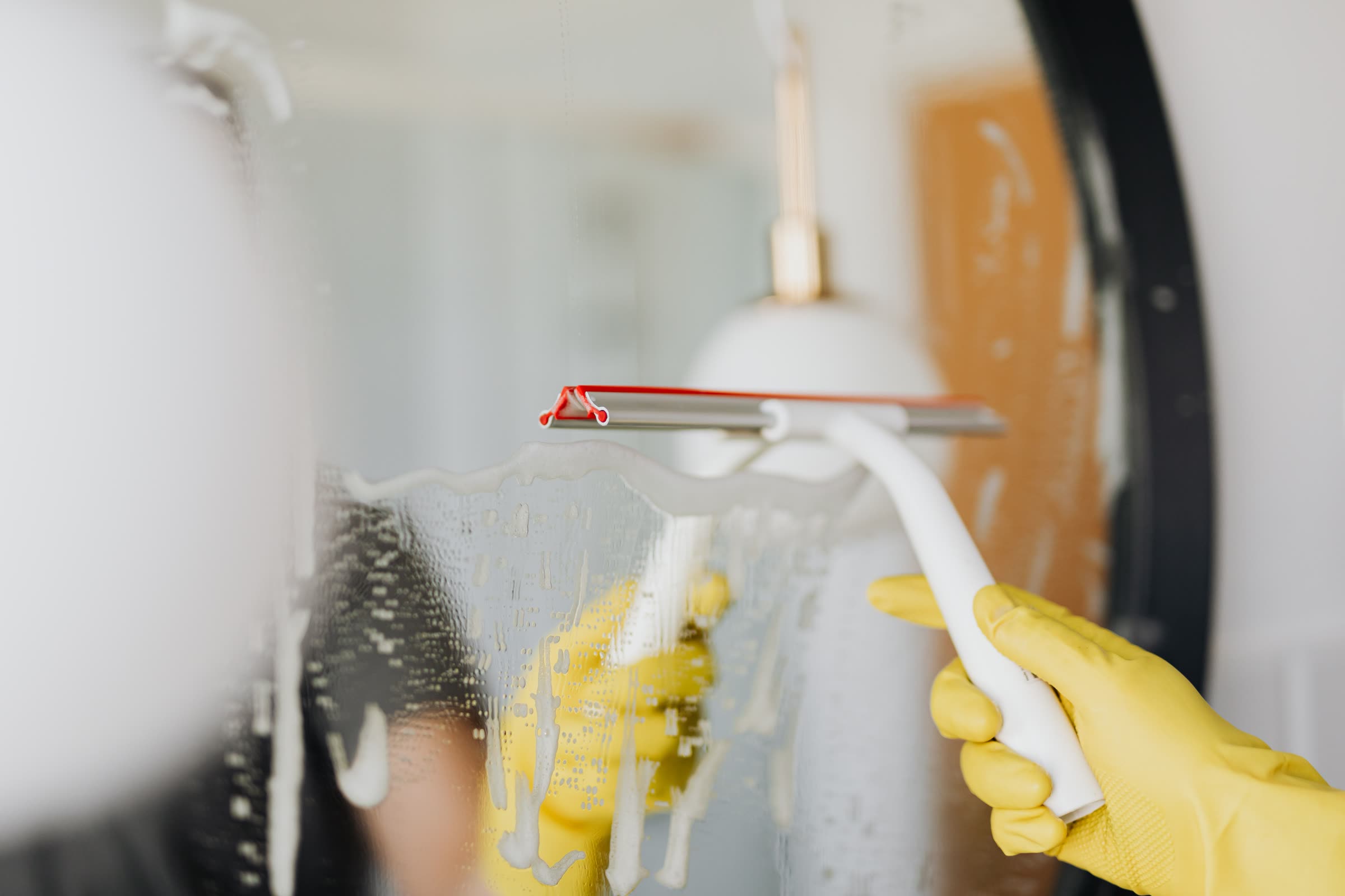 Cleaning a glass surface with a squeegee